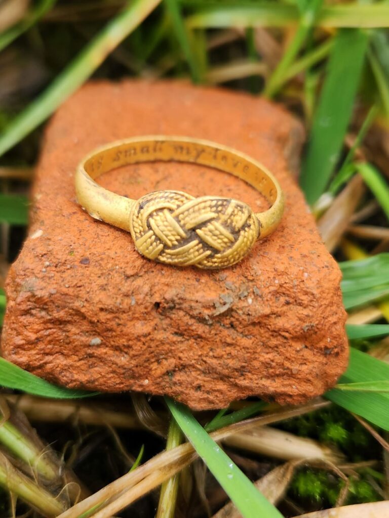 Gold posey ring