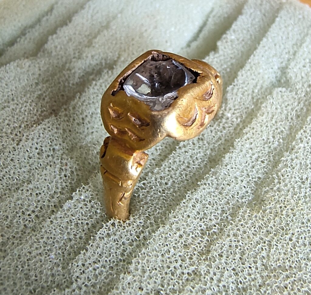 Tudor gold ring