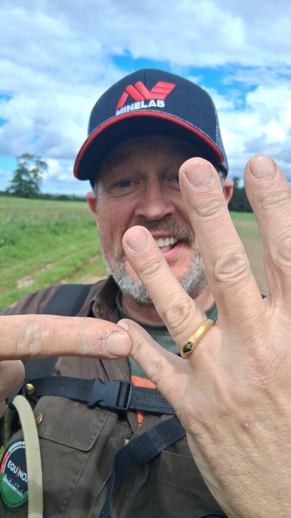 Gold ring posable roman or medeval currently with the pas iv only been detecting for 10 month