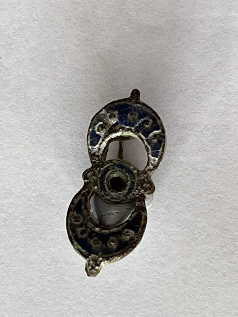 Skeuomorphic two crescent moon brooch