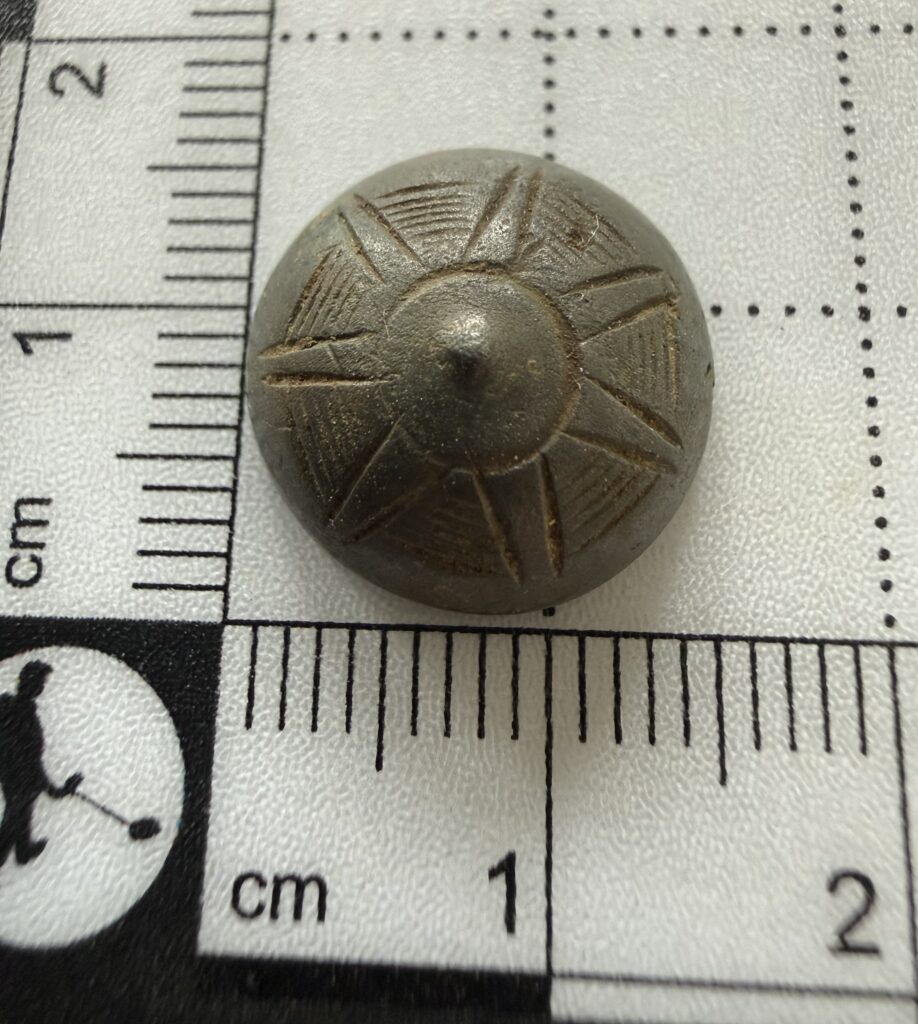 Tombac sunburst button
