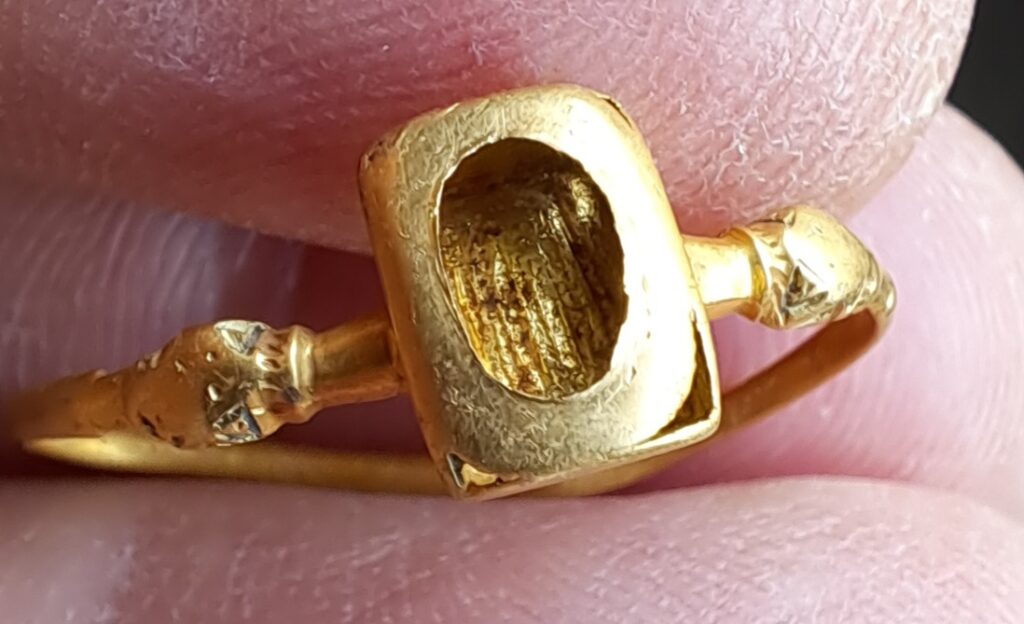 14th Century gold finger ring